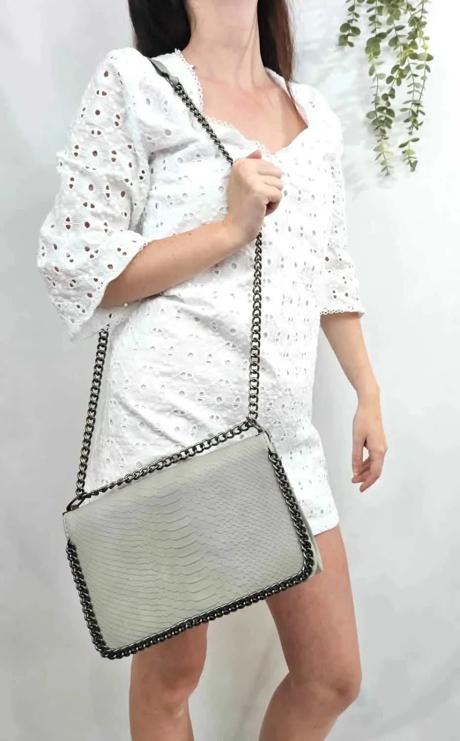 Sac à bandoulière chaîne effet croco