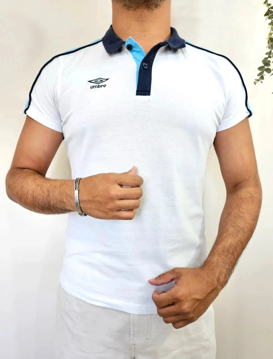 Polo Umbro blanc et bleu logo brodé taille L