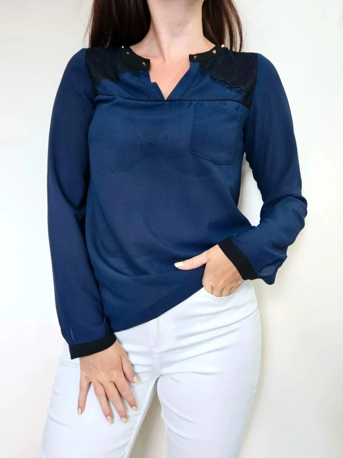 Blouse See U Soon bleu marine avec dentelle et détails cloutés manches longues coupe ample