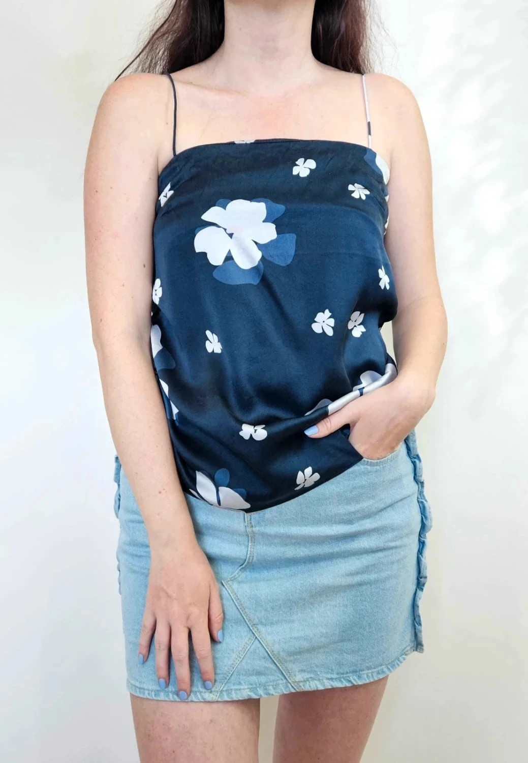 Top en soie Ginia bleu marine à bretelles fines et imprimé floral taille S