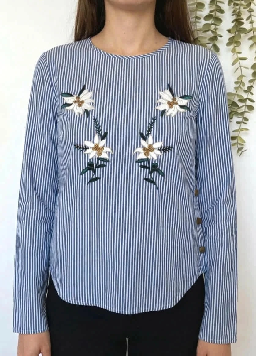 Blouse Zara bleue et blanche à rayures avec motifs fleurs taille S