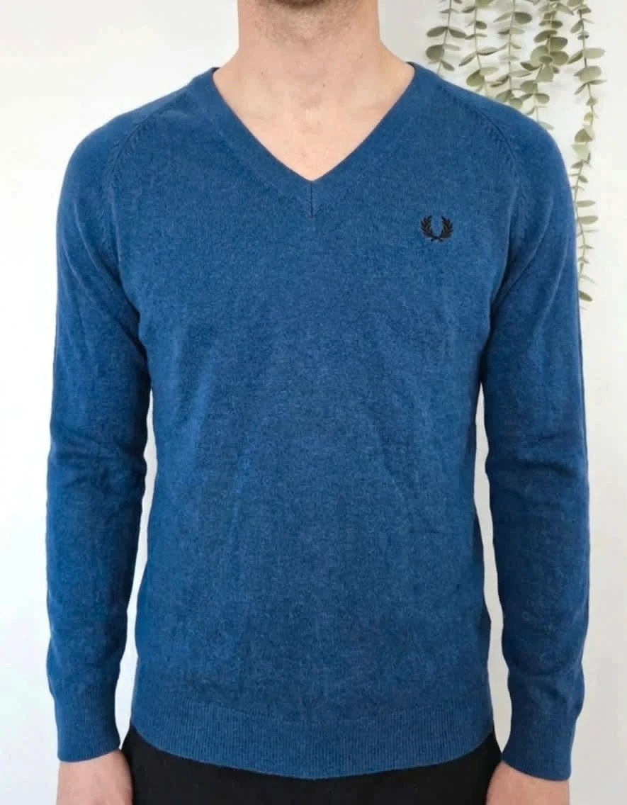 Pull fin bleu col V Fred Perry logo brodé laine et cachemire taille S