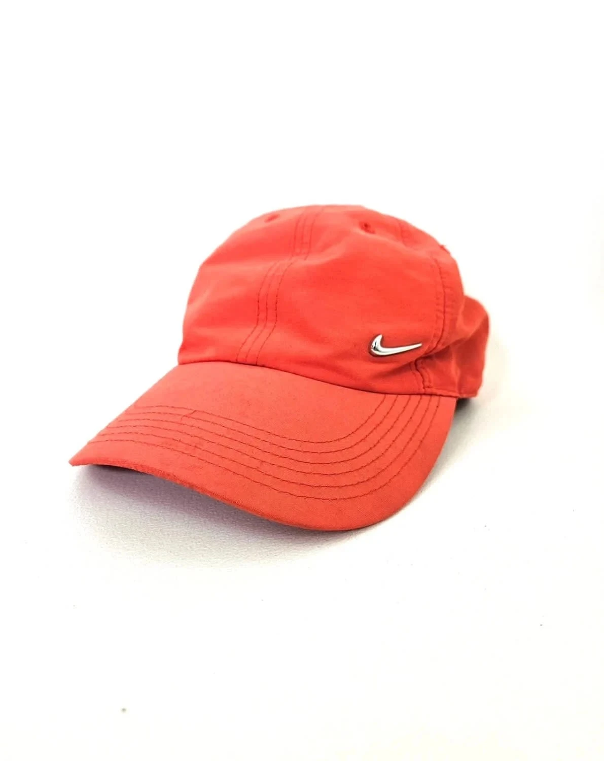 Casquette Nike rouge Héritage86 logo Swoosh métallique argenté taille unique ajustable